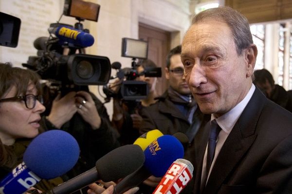 Le maire de Paris Bertrand Delanoë sort du Conseil de Paris après l'approbation du projet d'application de la réforme des rythmes scolaires dès la rentrée 2013 dans les écoles parisiennes. 