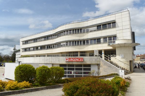 Jean-David Pillot, le directeur général du centre hospitalier intercommunal de Haute-Comté à Pontarlier (Doubs) fait l'objet d'une suspension à titre conservatoire durant quatre mois.