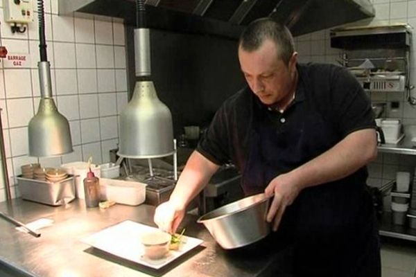 Ce cuisinier d'un restaurant d'Isigny-le-Buat ne travaille "qu'avec ce qu'il y a dans (son) frigo"