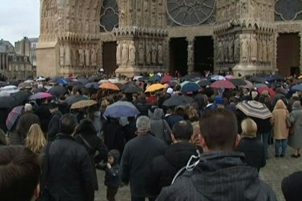 Malgré le temps pluvieux, 2500 personnes se sont réunies devant le parvis de la cathédrale Notre-Dame