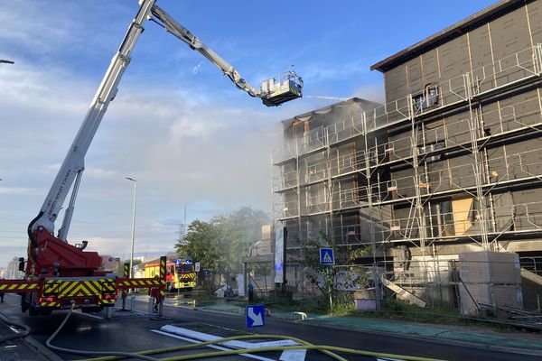 Le feu a pris sur trois étages des immeubles en construction, rue Elisabeth Badinter à Biganos.