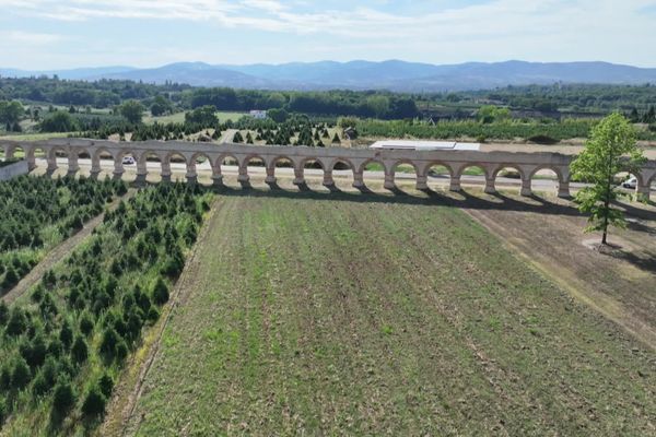 L'aqueduc romain du Gier, aux portes de Lyon. Une antenne relais de téléphonie pourrait s'installer à proximité.