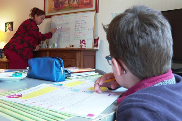 Natacha a fait le choix de scolariser ses enfants à la maison, pour mieux les accompagner dans leurs apprentissages