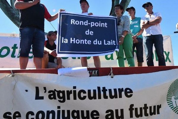 Les agriculteurs occupent des ronds-points, bloquant les accès au siège de Lactalis