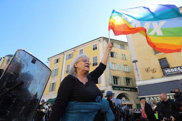 Geneviève Legay lors d'une manifestation interdite le samedi 23 mars, quelques instants avant la charge des forces de sécurité.