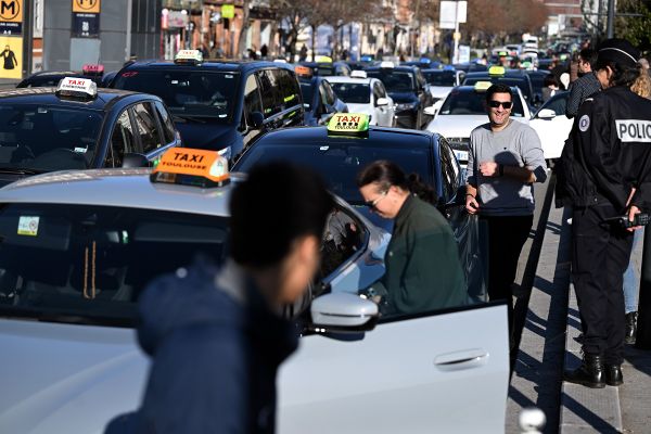 C'est la deuxième journée de manifestation des taxis qui refusent de prendre plusieurs patients à la fois pour coûter moins cher à l'assurance maladie.