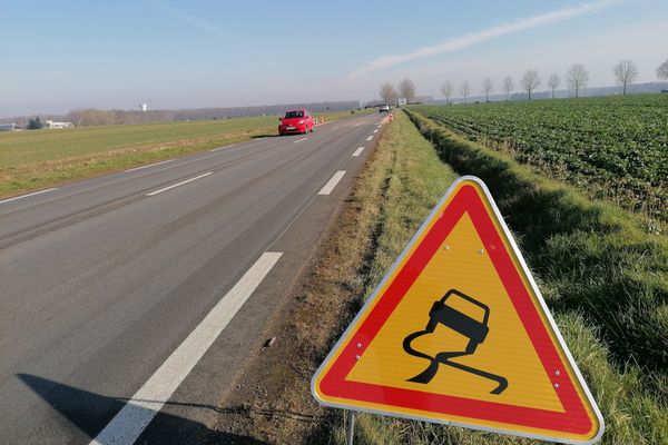 La collision a eu lieu sur cette route dans la nuit de vendredi à samedi. Elle a fait cinq blessés dont trois graves. Parmi eux, une femme enceinte de six mois et demi qui a perdu son bébé.