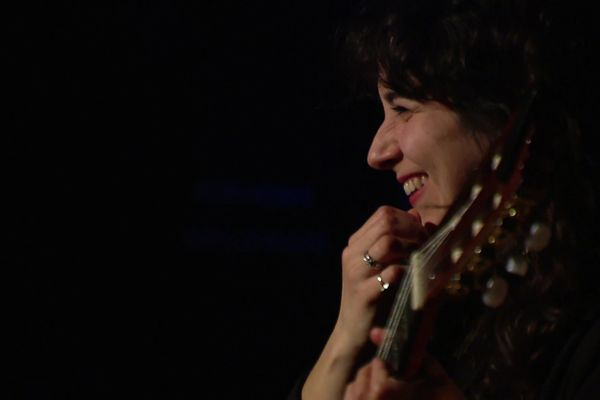 Laura Cahen a donné le dernier concert de sa tournée à Besançon (Doubs), seule avec sa guitare.