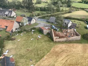 Grange détruite et toitures endommagées dans le village de Sarroux.