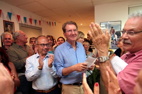 Guy Teissier à sa permanence à Marseille.