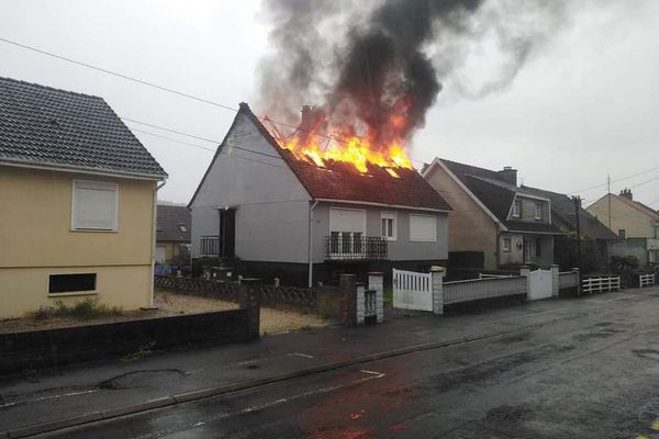 L'incendie s'est déclarée aux alentours de 17h mardi 20 juin, alors que de violents orages s'abattaient dans le secteur