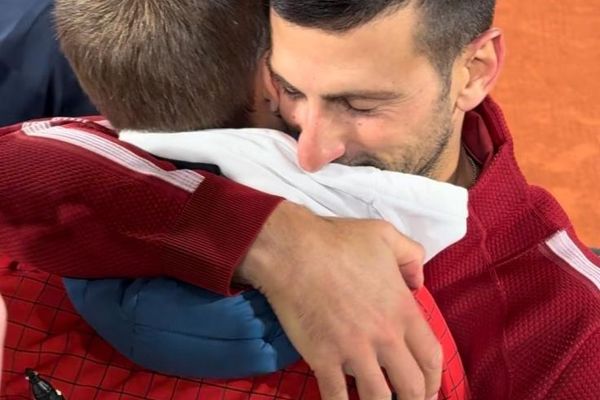 Novak Djokovic serre dans ses bras Tom, le jeune supporter Boulonnais.