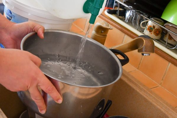 La préfète de l’Ardèche envisage de nouvelles mesures de restrictions d’eau, plus drastiques. L’utilisation de l’eau sera limitée aussi bien pour les particuliers que pour les agriculteurs. L’annonce des orages pour ce week-end ne changera pas grand-chose.