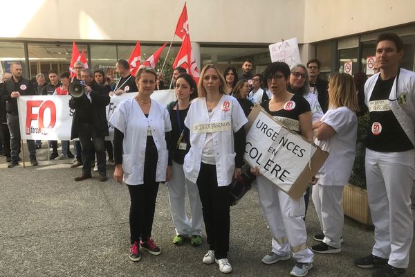 Une centaine de personnes s'est mobilisée aujourd’hui à l'hôpital d'Aix-en-Provence.