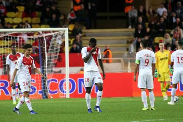 Les joueurs de l'AS Monaco accablés par un score sans appel.