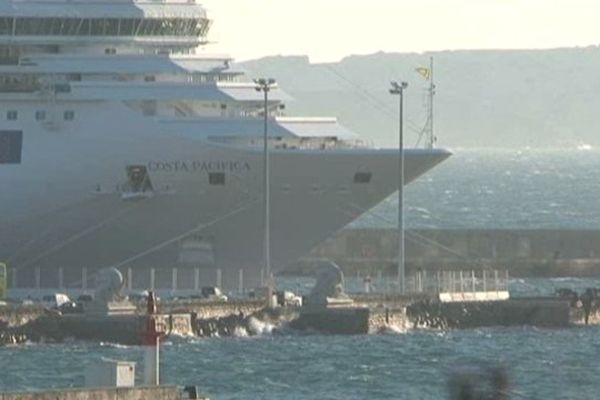 Un paquebot dans le Grand Port Maritime de Marseille