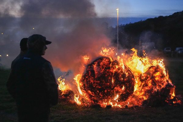 Des milliers d'agriculteurs sont attendus à Carcassonne dans l'Aude ce samedi 30 novembre 2024 à 15h à l'appel de trois syndicats, quatre jours après une autre manifestation comme ici à Port-La Nouvelle. La préfecture a pris plusieurs arrêtés interdisant l'usage de tracteurs et de produits inflammables ce jour.