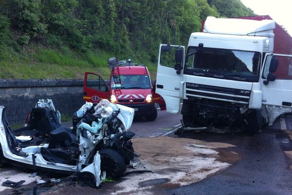 Aveyron : un choc frontal entre un camion et une voiture fait un mort et  deux blessés