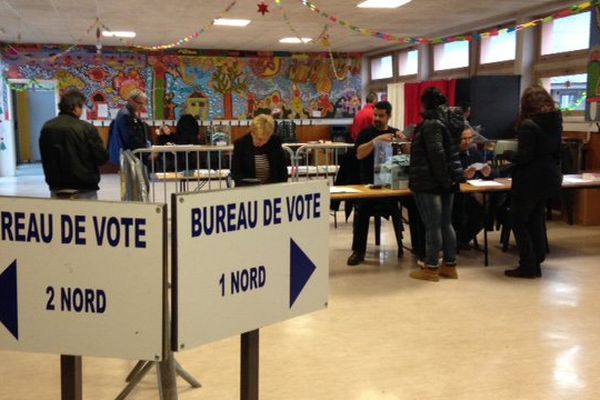 Bureau vote à Mende pour le premier tour des élections régionales 2015 