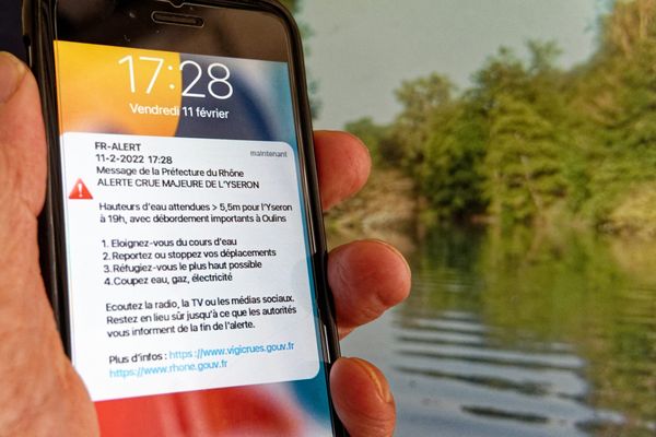 Depuis juin 2022, l'État utilise l'outil FR-Alert, un "dispositif d'alerte et d'information des populations" qui permet aux pouvoirs publics de prévenir par SMS chaque administré d'un évènement en cours.