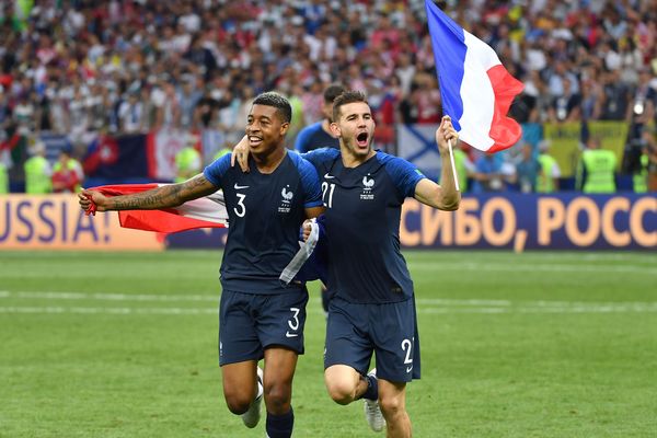 Presnel Kimpembe aux côtés de Lucas Hernandez, après la victoire de la France face à la Croatie (4-2) en finale de la Coupe du monde en Russie, le 15 juillet 2018.