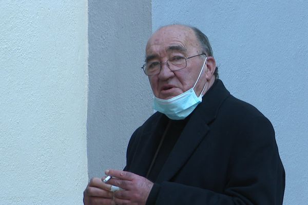 Joseph Castelli devant la salle d'audience, au Palais de justice de Bastia