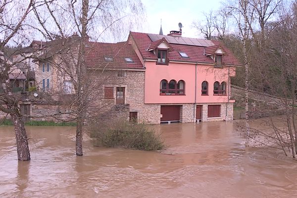 En Côte-d’Or, la crue de l’Armançon a particulièrement touché la ville de Semur-en-Auxois, ce lundi 1ᵉʳ avril.