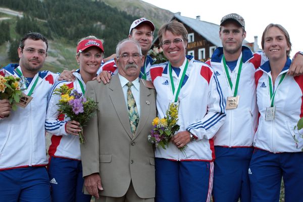 Michel Adnet entouré par les médaillés français par équipe lors des Championnats du Monde tir en campagne à Val d’Isère en août 2012