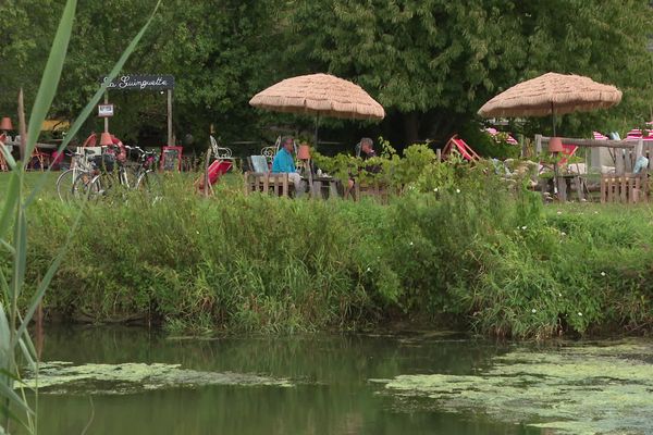 La Guingette Au bord du Canal à Illfurth a su conserver l'atmosphère d'antan. Preuve que cet esprit de fête n'est pas ringard