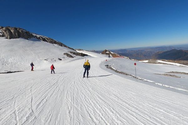 Les vacanciers profitent des pistes méticuleusement entretenues malgré les températures printanières