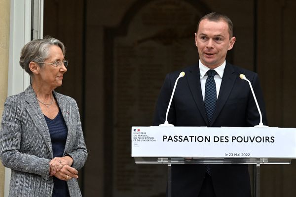 La passation des pouvoirs entre Elisabeth Borne, désormais Première ministre et Olivier Dussopt, nouveau ministre du Travail, s'est déroulée ce matin.