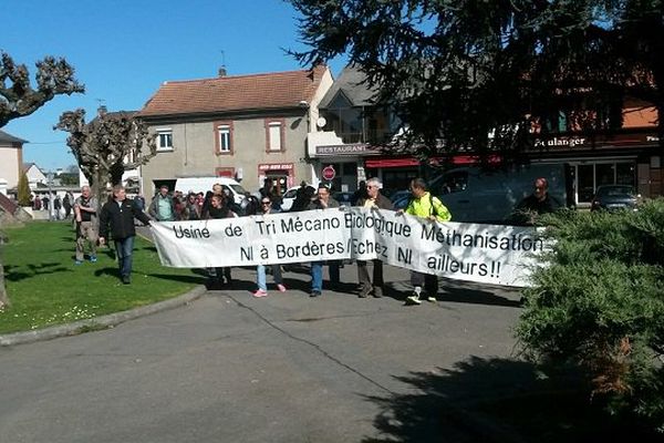 Une centaine de personnes participe à cette nouvelle manifestation. 