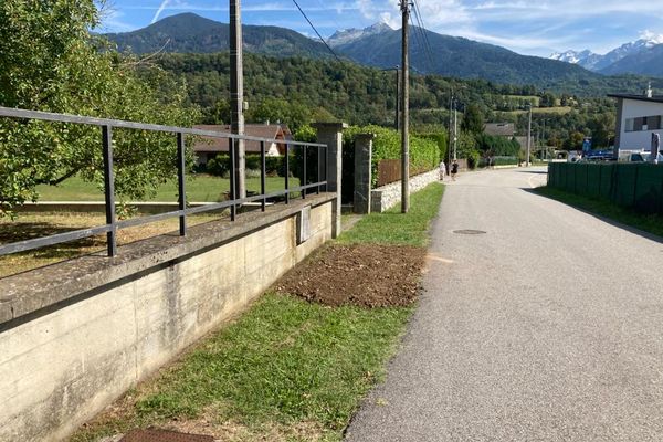 La policière, âgée d'une quarantaine d'années, a été tuée dans cette rue, au coeur du village de La Croix-de-la-Rochette, en Savoie.