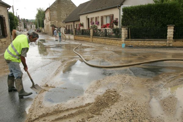 Archives : la coulée de boue à Crugny, dans la Marne, en 2005 suite à un épisode orageux.