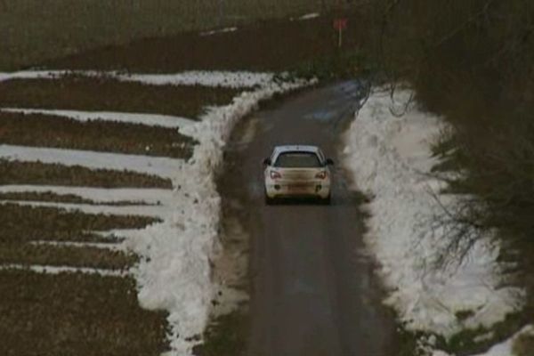 Routes déneigées mais abords tous blancs, la rallye du Touquet se déroule cette année dans des conditions particulières. 