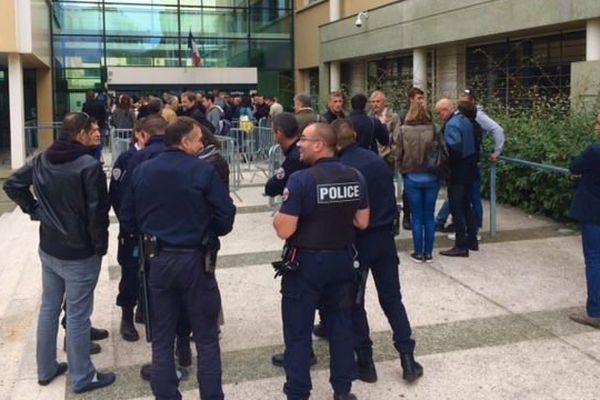 Environ 200 policiers rassemblés devant le commissariat de Montpellier - 11 octobre 2016