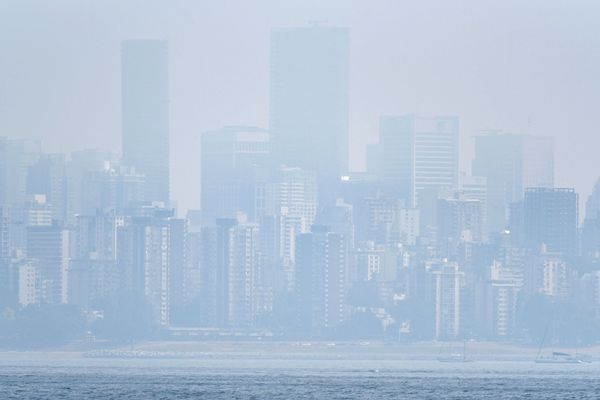 Une fumée épaisse sur Vancouver en Colombie-Britannique le 21 août, provoquée par des centaines de feux de forêt dans la province 