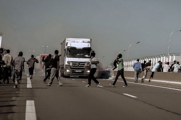 Intrusion de migrants sur la rocade portuaire de Calais ce mercredi 21 septembre. 