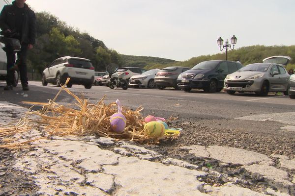 Pour dénoncer l'état des routes, les motards mettent tous leurs œufs dans les nids-de-poule du 8 au 10 avril 2023. Dimanche 9 avril 2023.