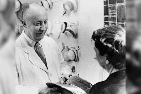 Christian Dior en 1956 dans son atelier parisien.