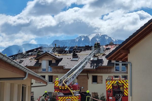 Le feu a touché deux appartements et s'est propagé à la toiture