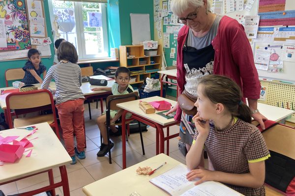 Pour son dernier jour de carrière, Nathalie Paturel a eu le droit à une dictée orchestrée par sa classe réunissant des CP, CE1 et CE2.