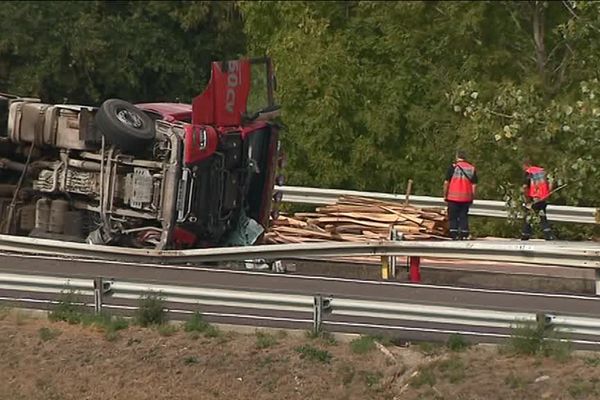 Le conducteur du poids lourd, seul en cause dans l'accident, est légèrement blessé.