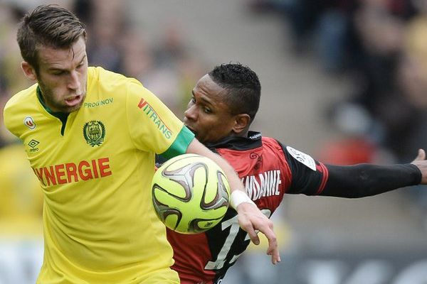 Le milieu de terrain nantais Lucas Deaux opposé à l'attaquant guingampais Christophe Mandanne lors de la 27e journée de Ligue 1 au stade de la Beaujoire à Nantes - 01/03/2015