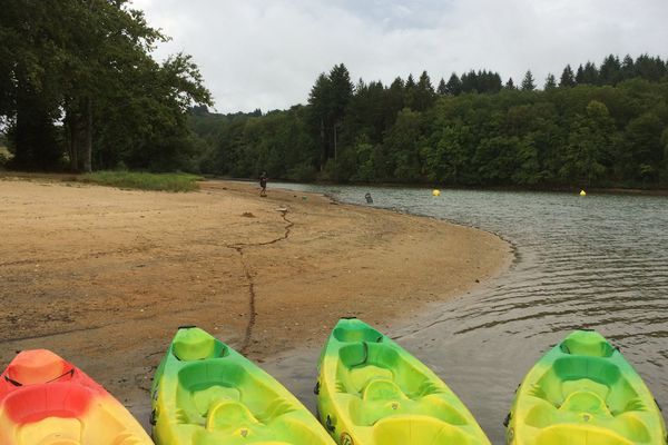 La vidange décennale du lac de Saint-Pardoux, en Haute-Vienne, a commencé fin août 2017 et va se poursuivre jusqu'en mars 2018. 