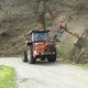 Les agents du département assurent l'entretien régulier des routes de l'Ardèche.