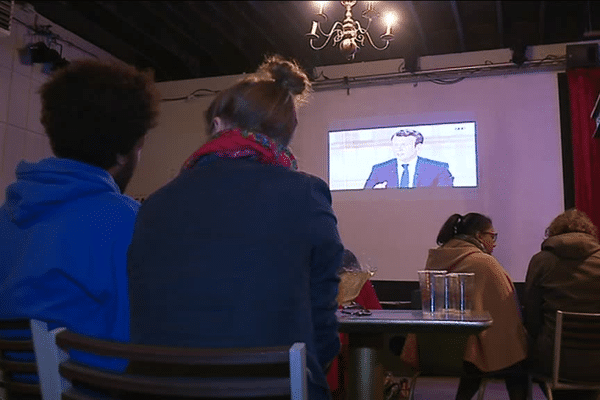 Dans la salle de spectacle du Croiseur, une trentaine de jeunes gens suivent le débat entre les deux candidats. 