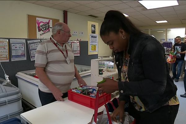 La 37e campagne d'aide alimentaire d'hiver des Restos du coeur a débuté le mardi 23 novembre dans un contexte marqué par plus de  personnes accueillies et moins de bénévoles.