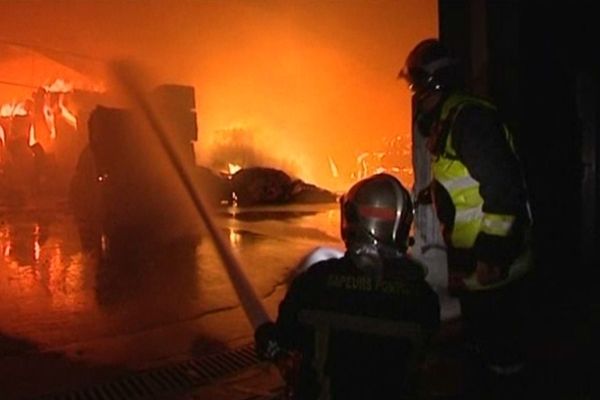 L'incendie d'un hangar de pâte à papier cette nuit au port de commerce de La Rochelle (17)