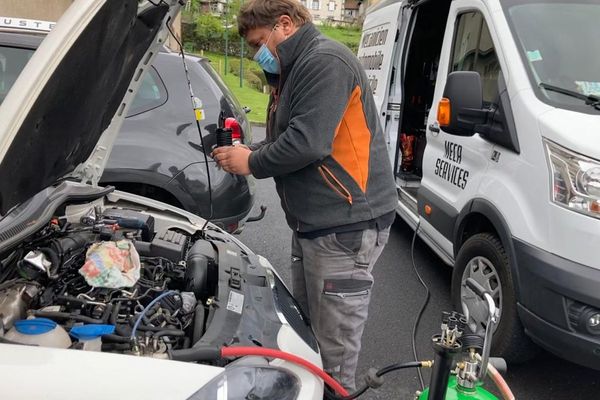 Depuis 6 mois, Jérémy Marjoux est un garagiste ambulant sur les routes du Cantal.